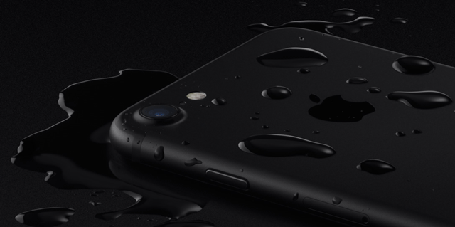 splash-and-waterproof-iphone-7